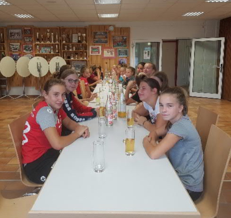 Mitagessen maedchenC